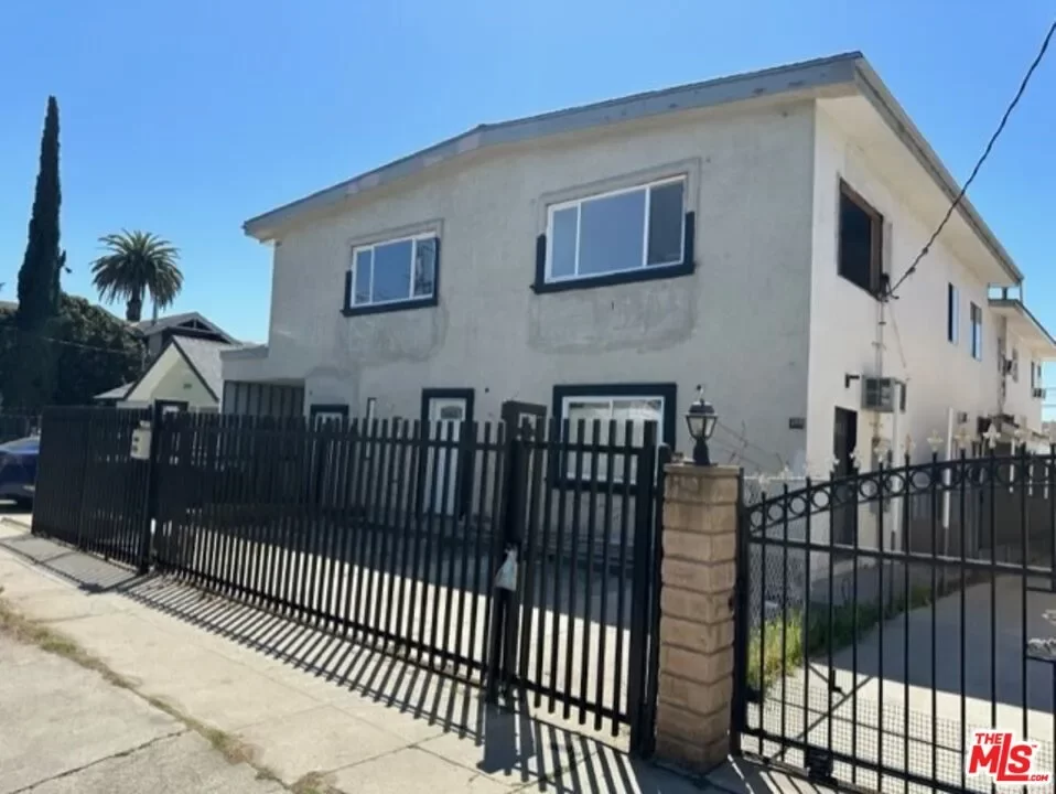 4BR Multi-Family for Sale in Los Angeles, CA