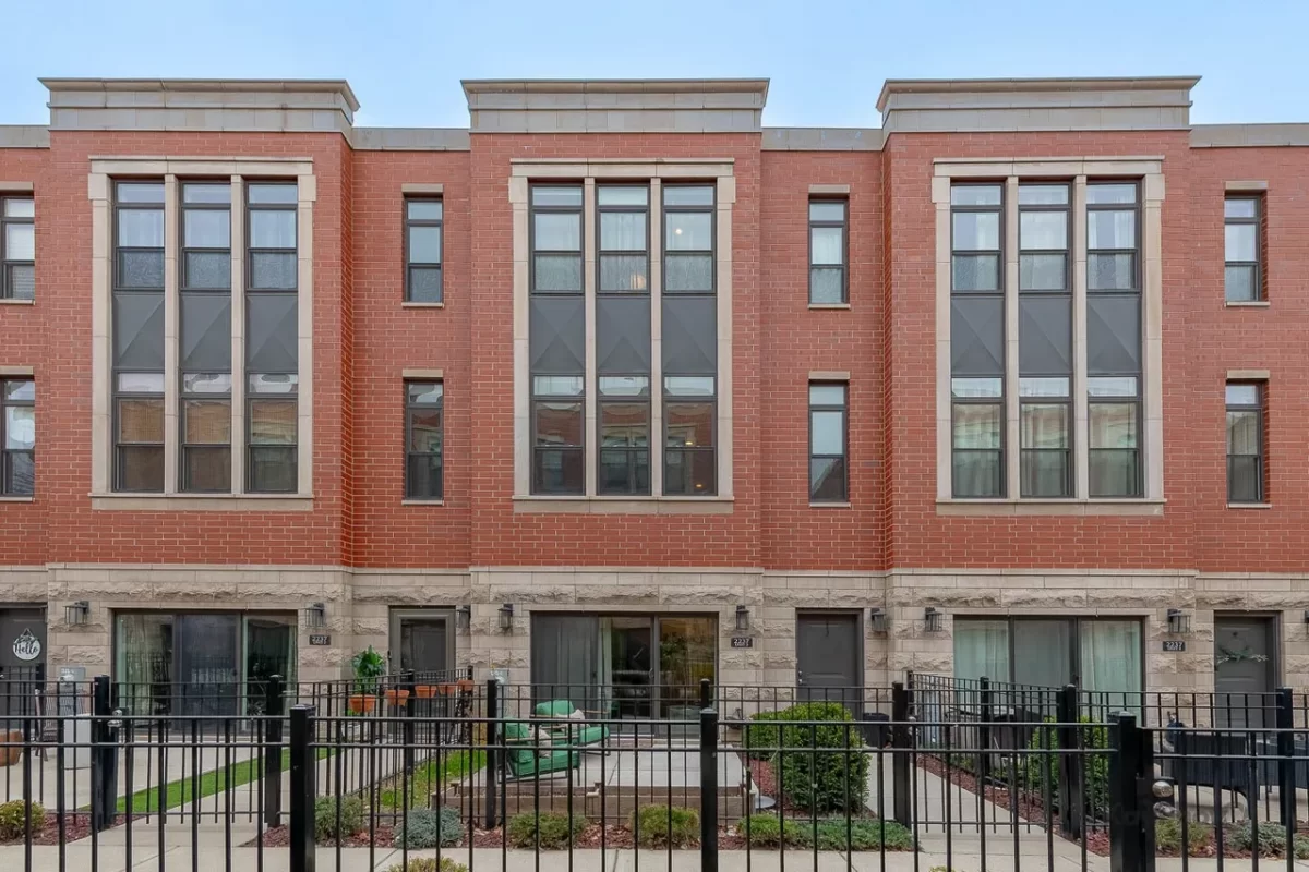 3BR Townhouse for Sale in Chicago, IL