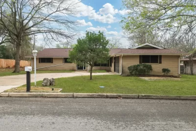 4BR House for Sale in Windcrest, TX