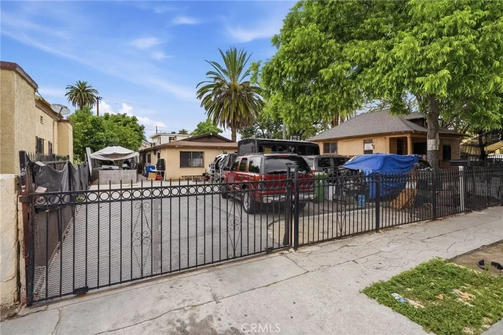 4BR Multi-Family for Sale in Los Angeles, CA