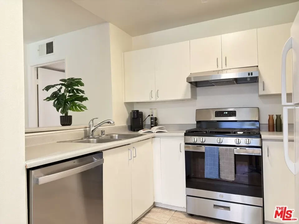 2BR Apartment for Rent in Los Angeles, CA