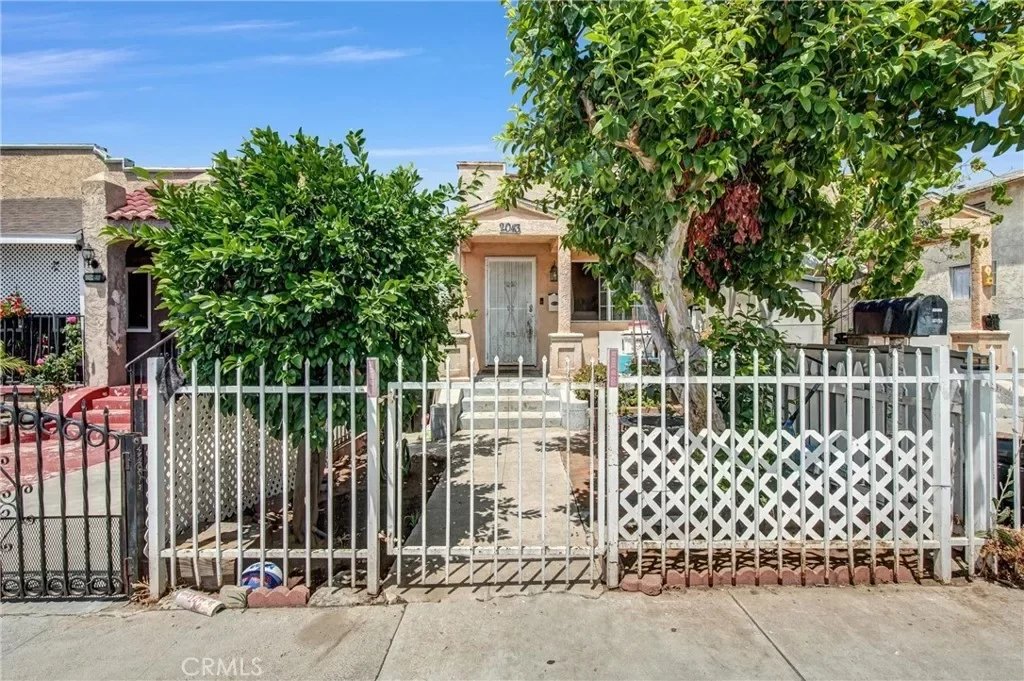 4BR Multi-Family for Sale in Los Angeles, CA