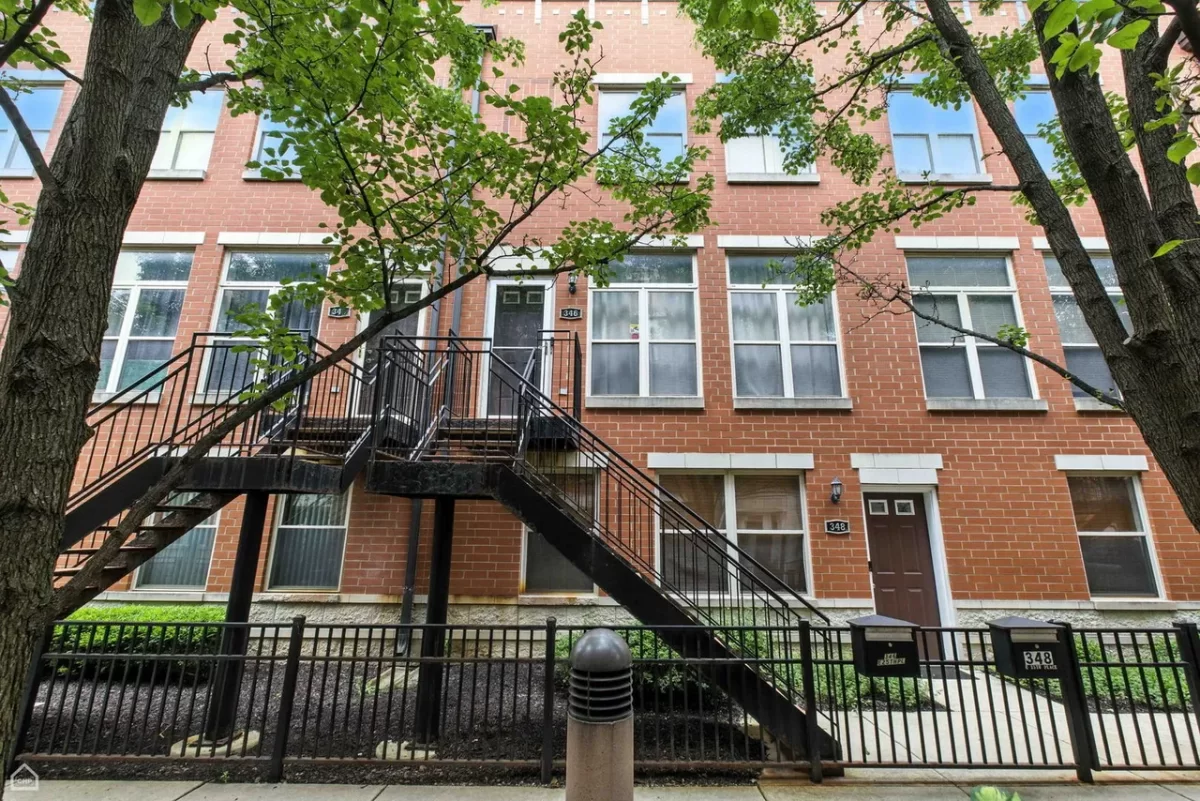 2BR Townhouse for Rent in Chicago, IL