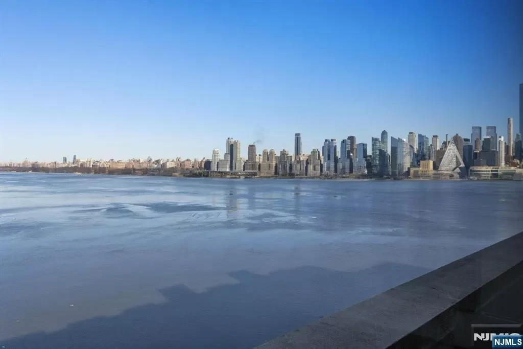 1BR Condo for Sale in Weehawken, NJ