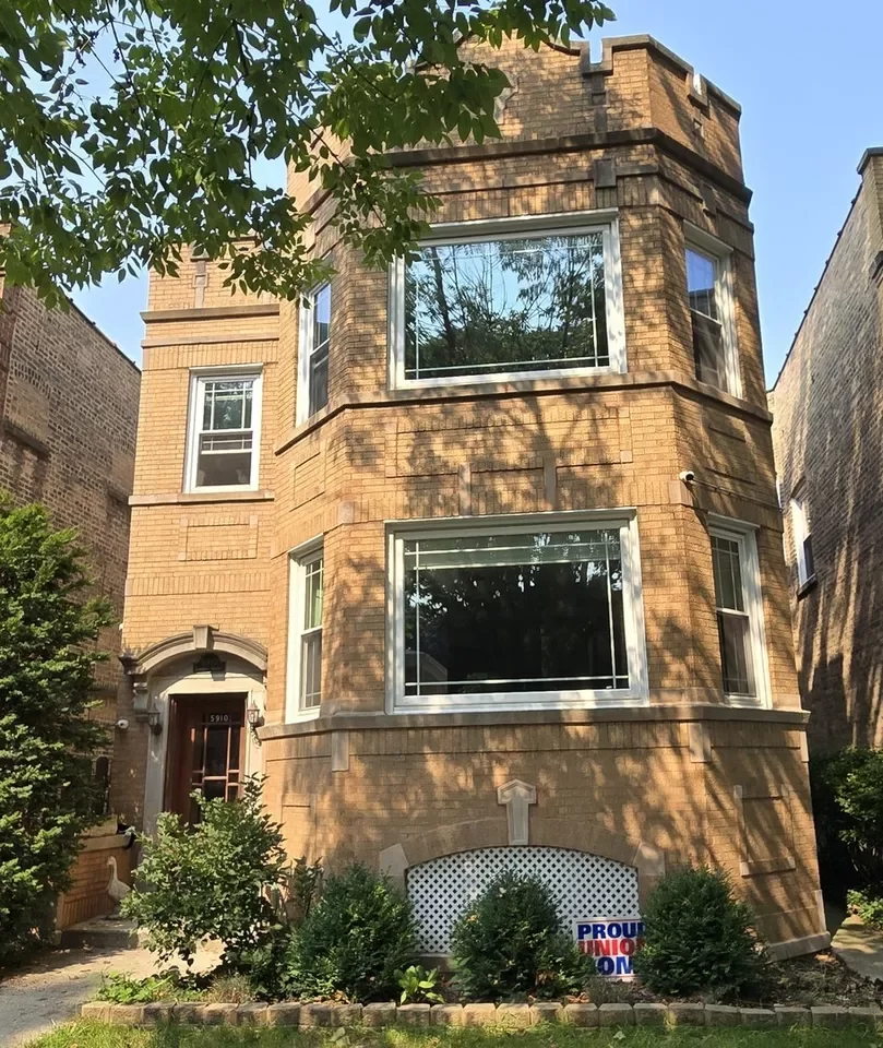 6BR Multi-Family for Sale in Chicago, IL