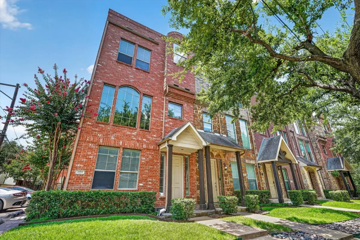 3BR Townhouse for Sale in Dallas, TX