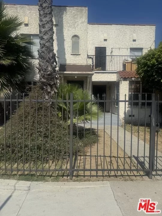 6BR Multi-Family for Sale in Los Angeles, CA
