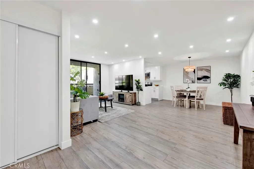 2BR Condo for Sale in Los Angeles, CA