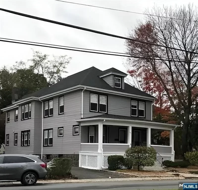 6BR Multi-Family for Sale in Fort Lee, NJ
