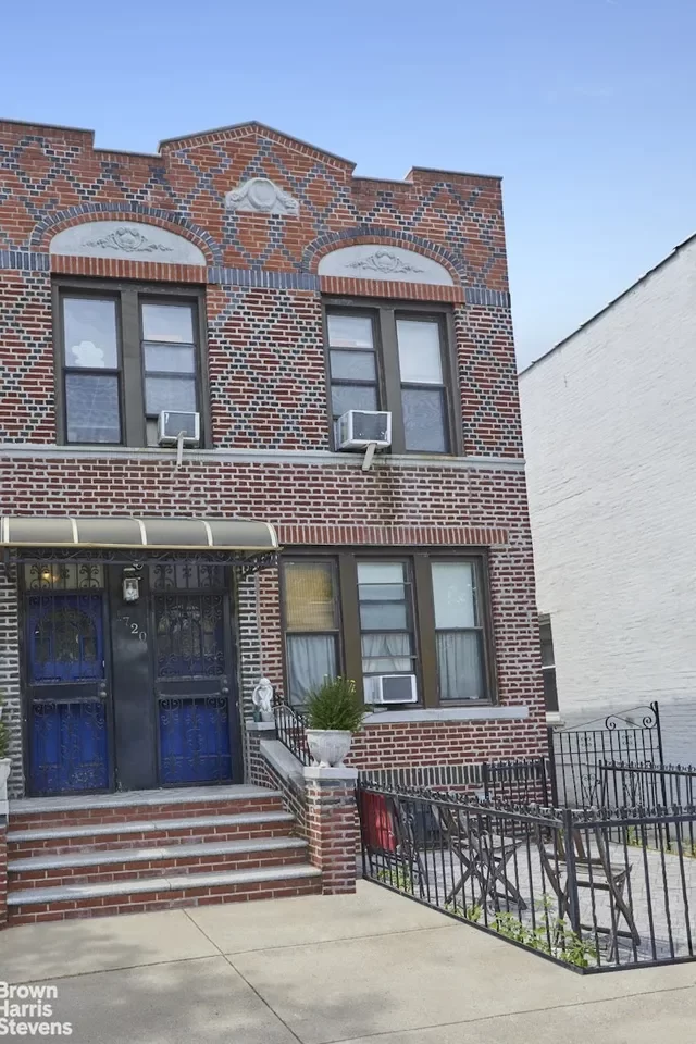 6BR Townhouse for Sale in Brooklyn, NY