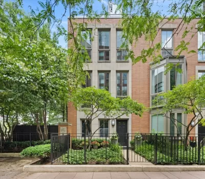3BR Townhouse for Sale in Chicago, IL