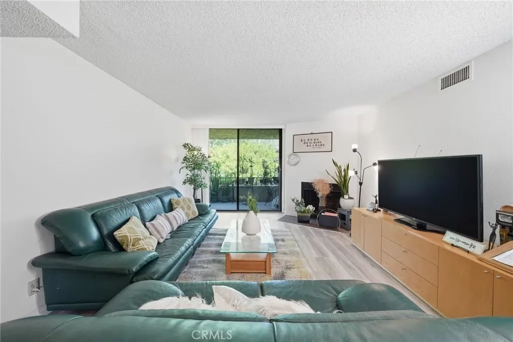 3BR Condo for Sale in Los Angeles, CA
