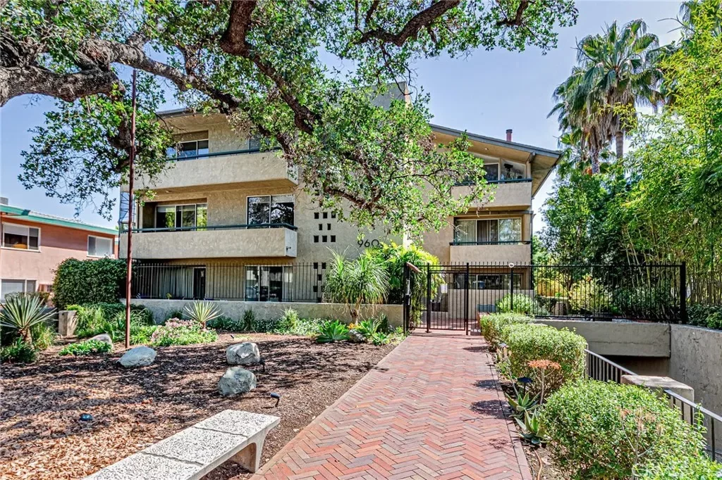 2BR Condo for Sale in Pasadena, CA