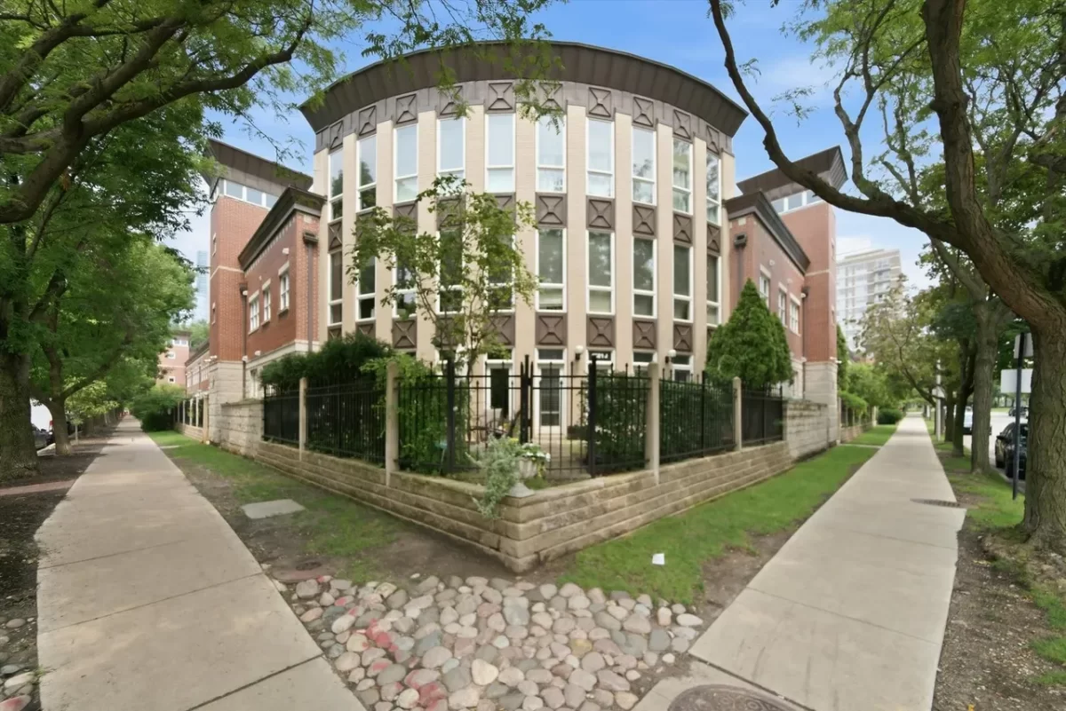 2BR Condo for Sale in Chicago, IL