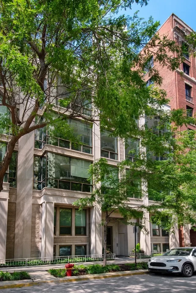 3BR Condo for Sale in Chicago, IL