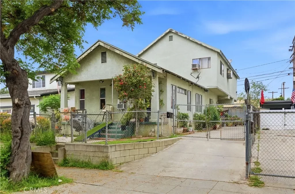 4BR Multi-Family for Sale in Los Angeles, CA