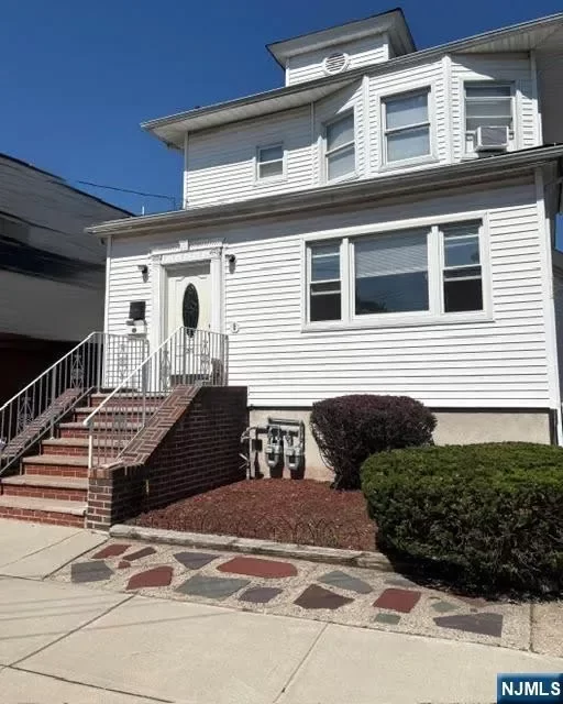 3BR Multi-Family for Rent in Lyndhurst, NJ