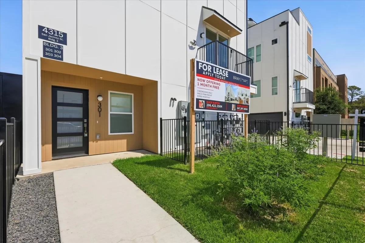 3BR Townhouse for Sale in Dallas, TX