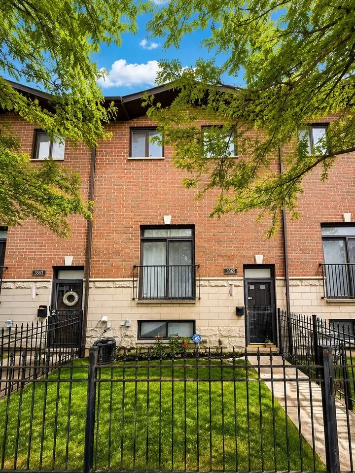 3BR Townhouse for Sale in Chicago, IL