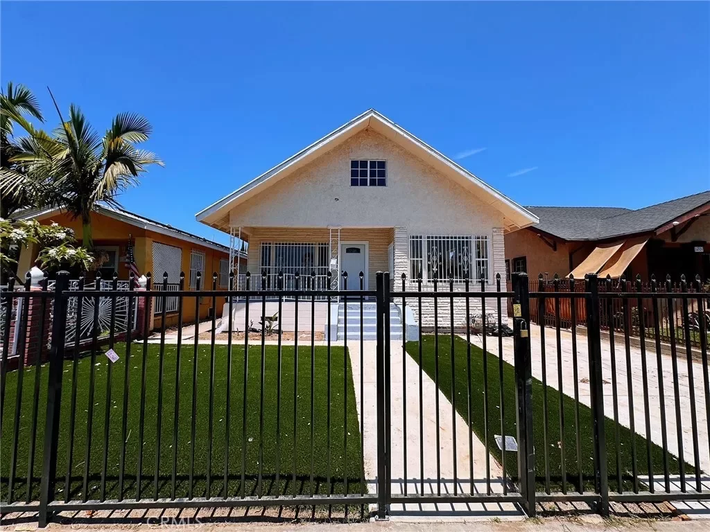 6BR Multi-Family for Sale in Los Angeles, CA