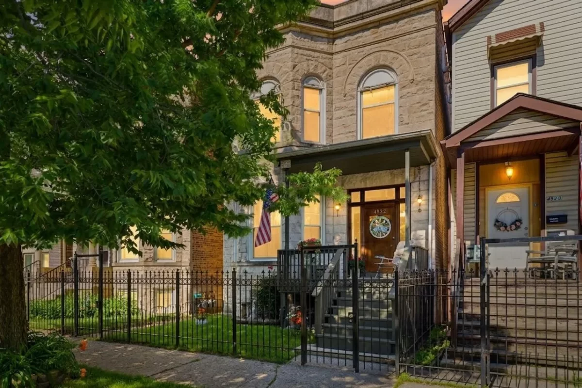 6BR Multi-Family for Sale in Chicago, IL