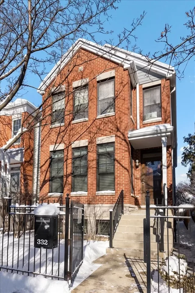 4BR House for Sale in Chicago, IL