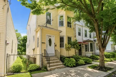 6BR Multi-Family for Sale in Staten Island, NY