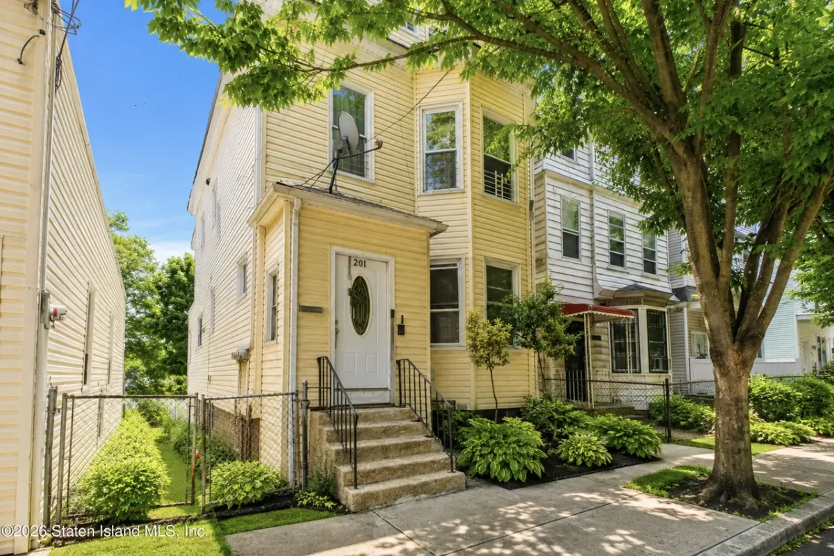 6BR Multi-Family for Sale in Staten Island, NY