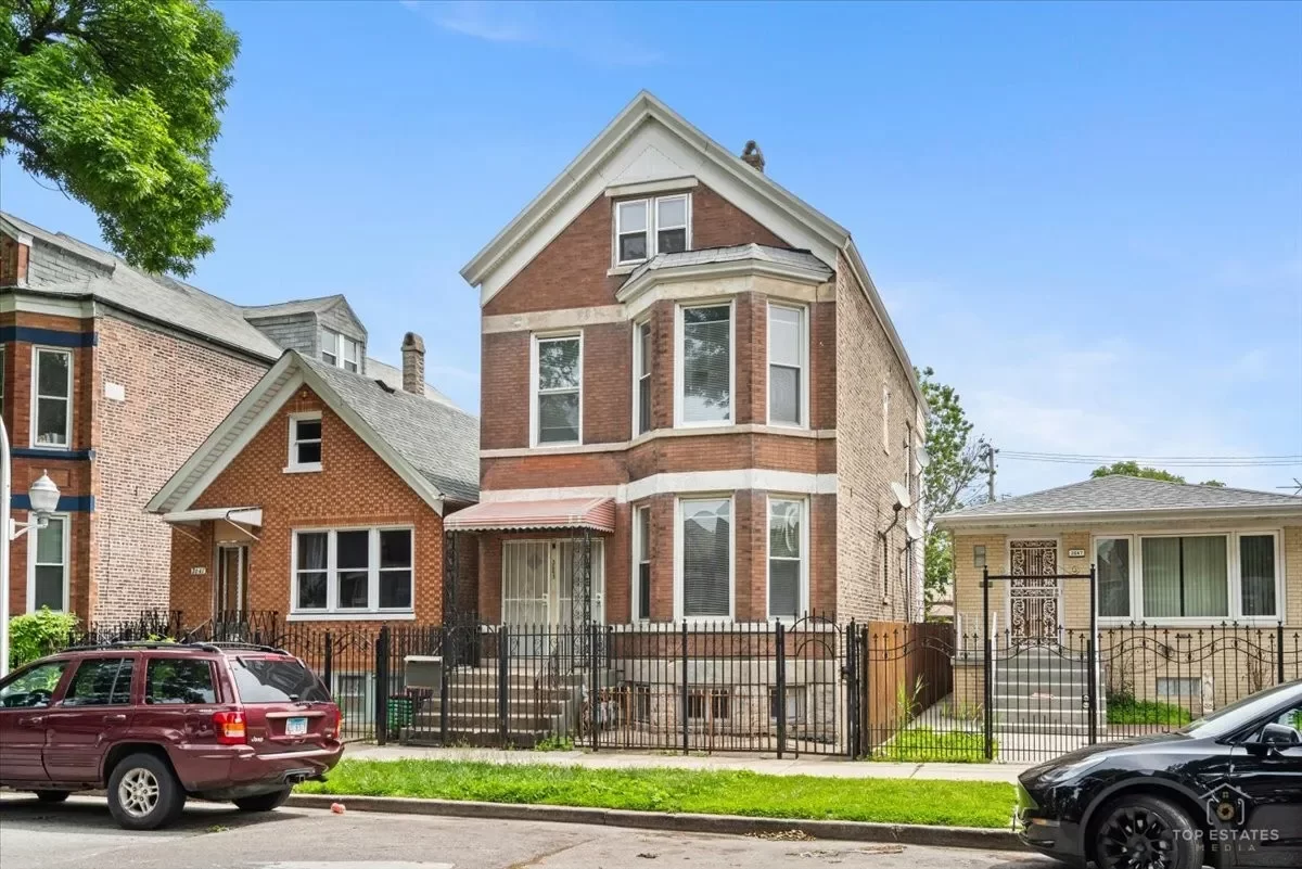 5BR Multi-Family for Sale in Chicago, IL