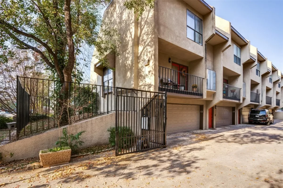 2BR Townhouse for Sale in Dallas, TX