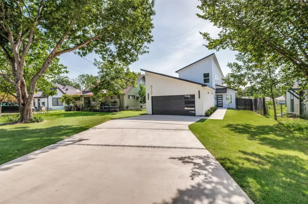 4BR House for Sale in Cockrell Hill, TX