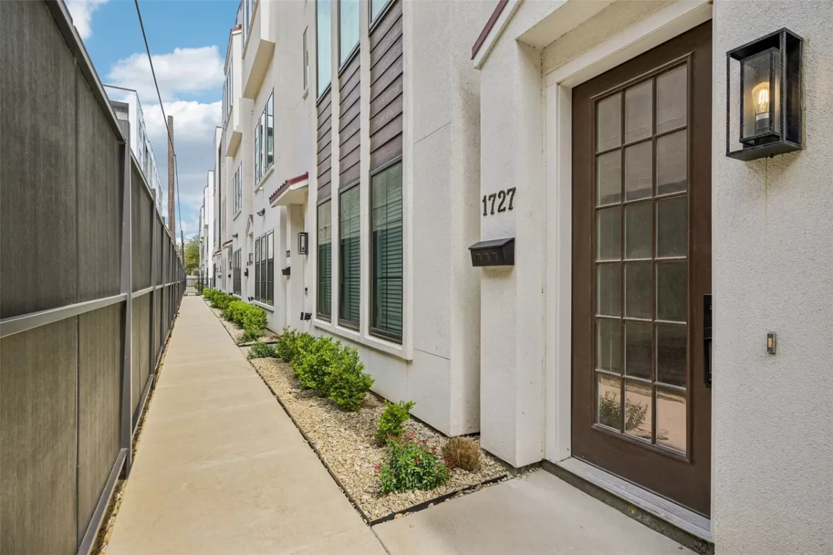 3BR Townhouse for Sale in Dallas, TX