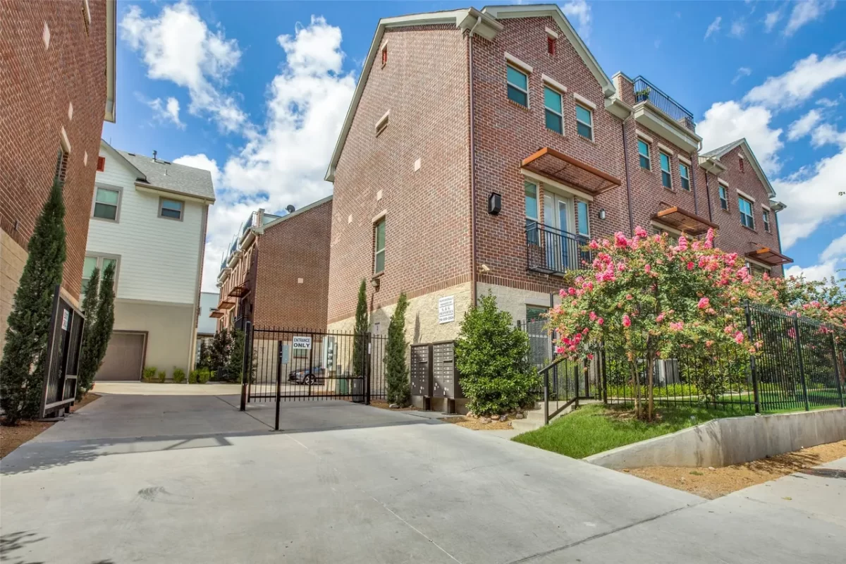 2BR Townhouse for Rent in Dallas, TX