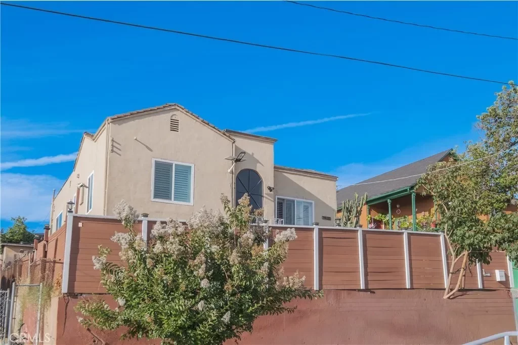 6BR Multi-Family for Sale in Los Angeles, CA