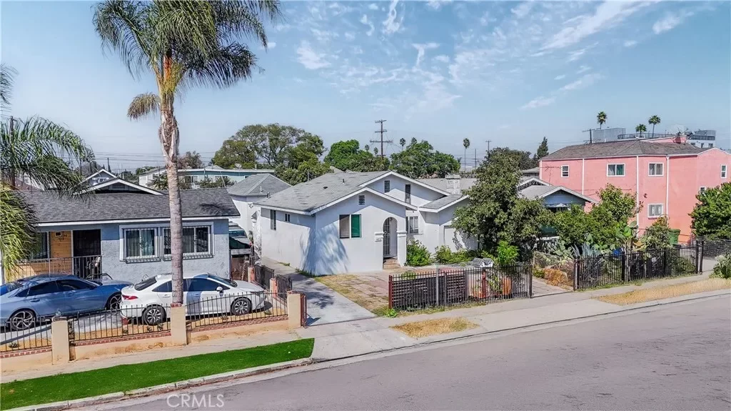 4BR Multi-Family for Sale in Los Angeles, CA