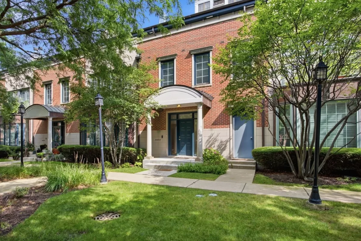 4BR Townhouse for Sale in Chicago, IL