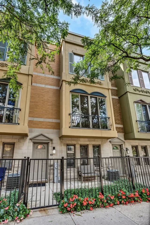 3BR Townhouse for Rent in Chicago, IL