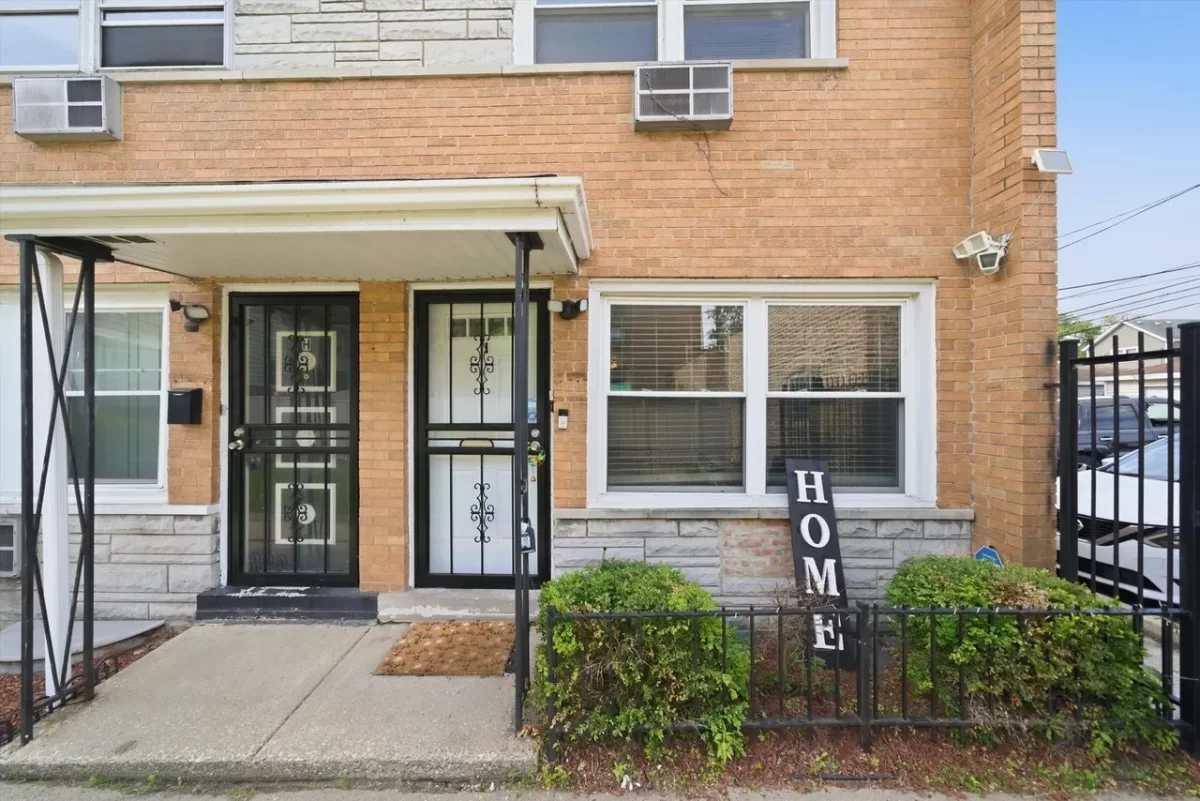 2BR Townhouse for Sale in Chicago, IL