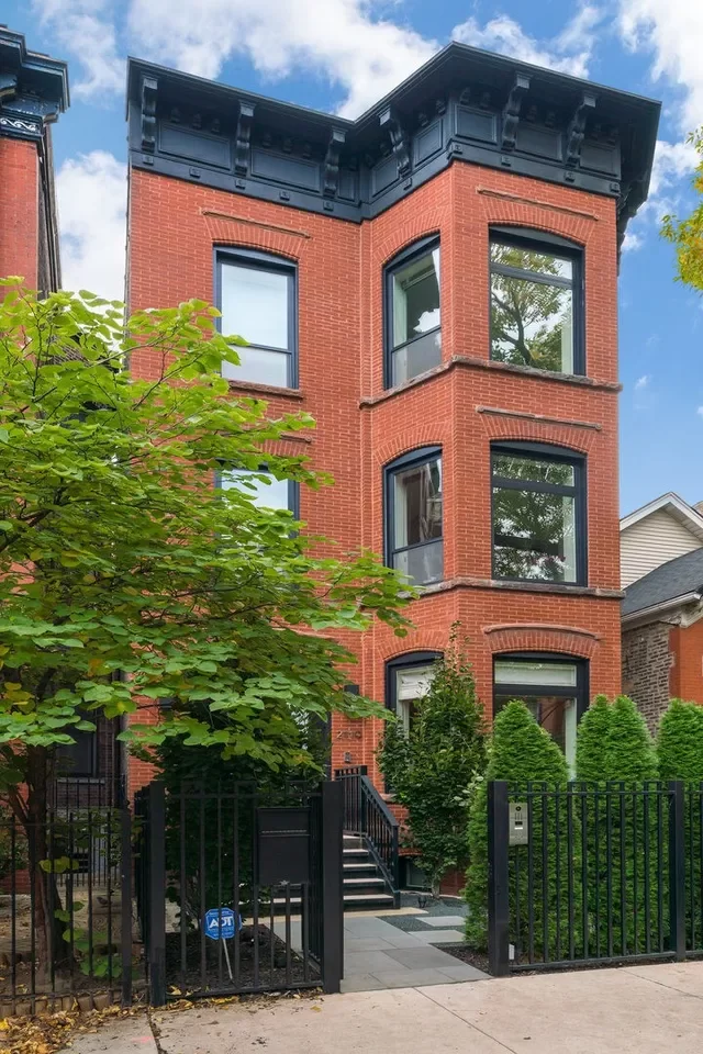 6BR House for Sale in Chicago, IL