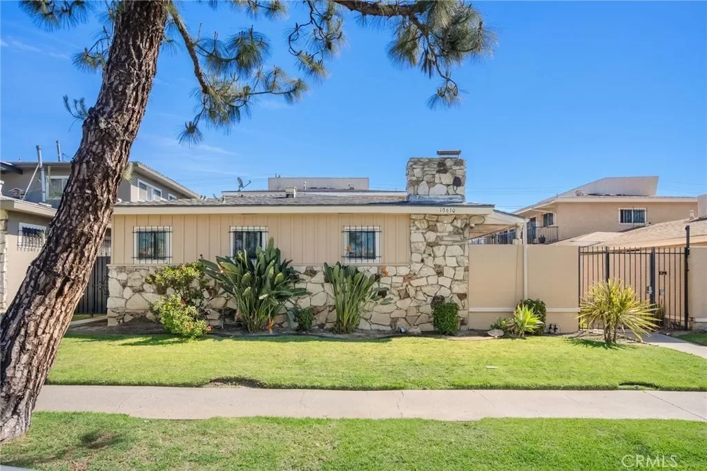 8BR Multi-Family for Sale in Inglewood, CA