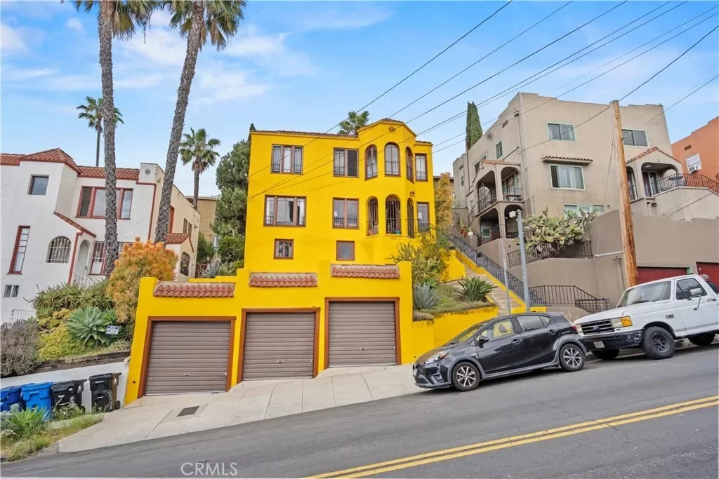 4BR Multi-Family for Sale in Los Angeles, CA