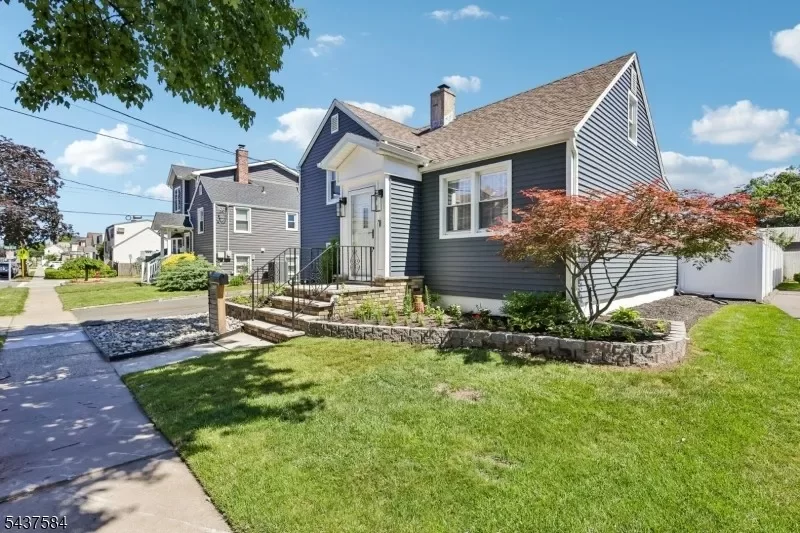 2BR House for Sale in Lyndhurst, NJ