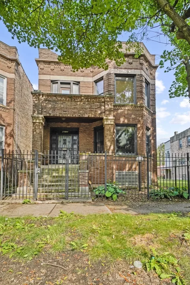 5BR Multi-Family for Sale in Chicago, IL