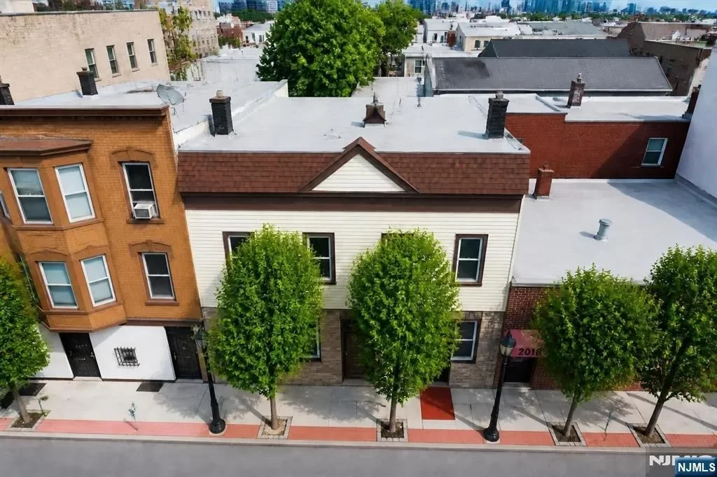 8BR Multi-Family for Sale in Union City, NJ