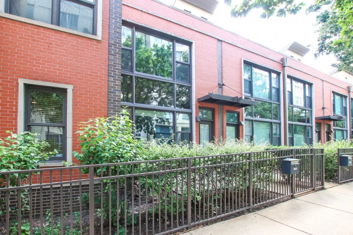 2BR Townhouse for Rent in Chicago, IL