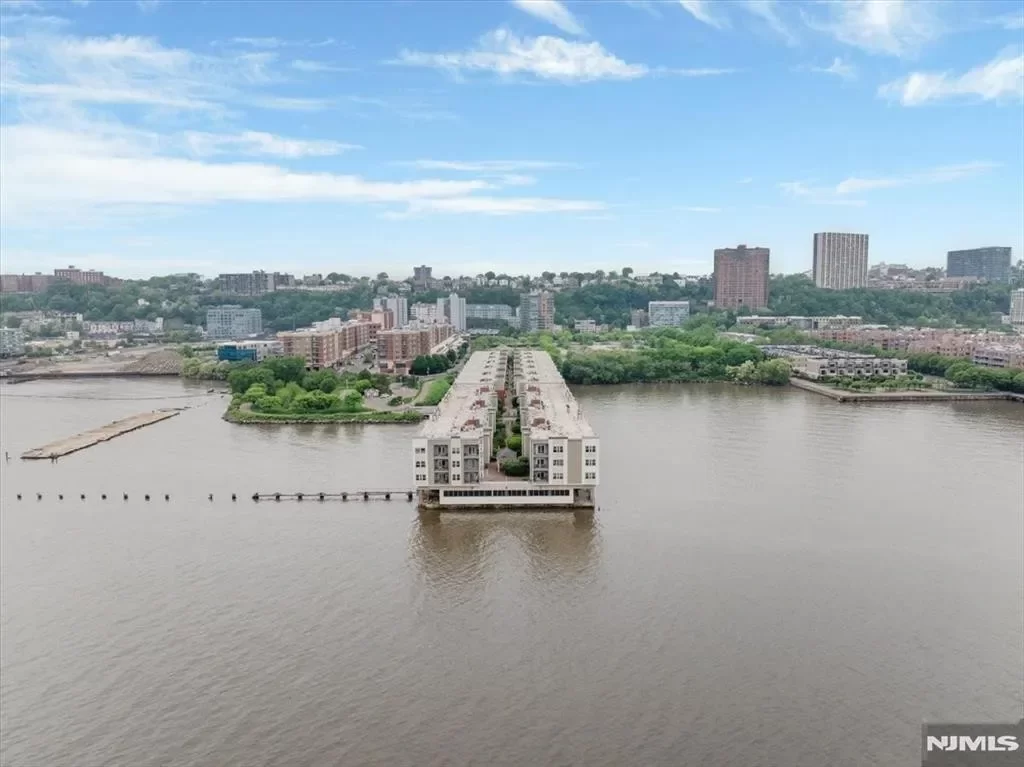 3BR Condo for Sale in Edgewater, NJ