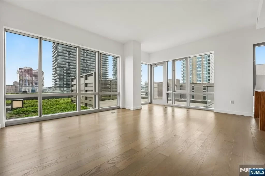 2BR House for Sale in Jersey City, NJ