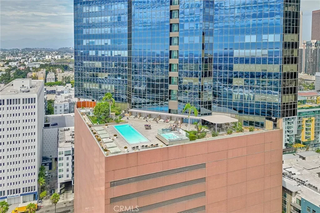 2BR Townhouse for Sale in Los Angeles, CA