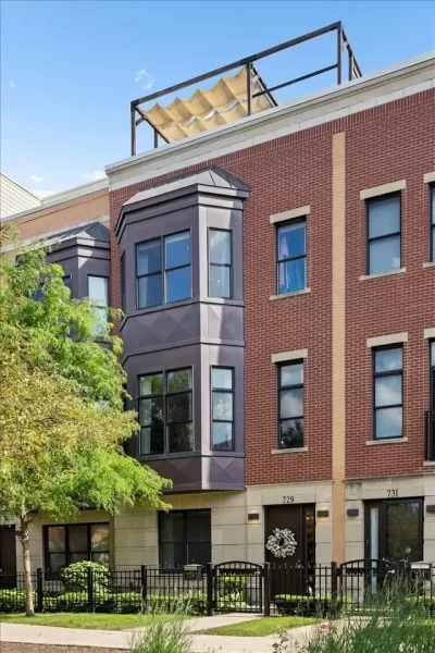 4BR Townhouse for Sale in Chicago, IL