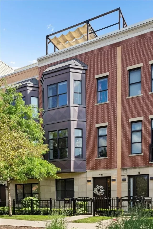 4BR Townhouse for Sale in Chicago, IL